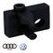 Czarna, prostokątna część samochodowa z małym zaczepem i rowkowaną śrubą. Logotypy Audi i Volkswagena w lewym dolnym rogu.
