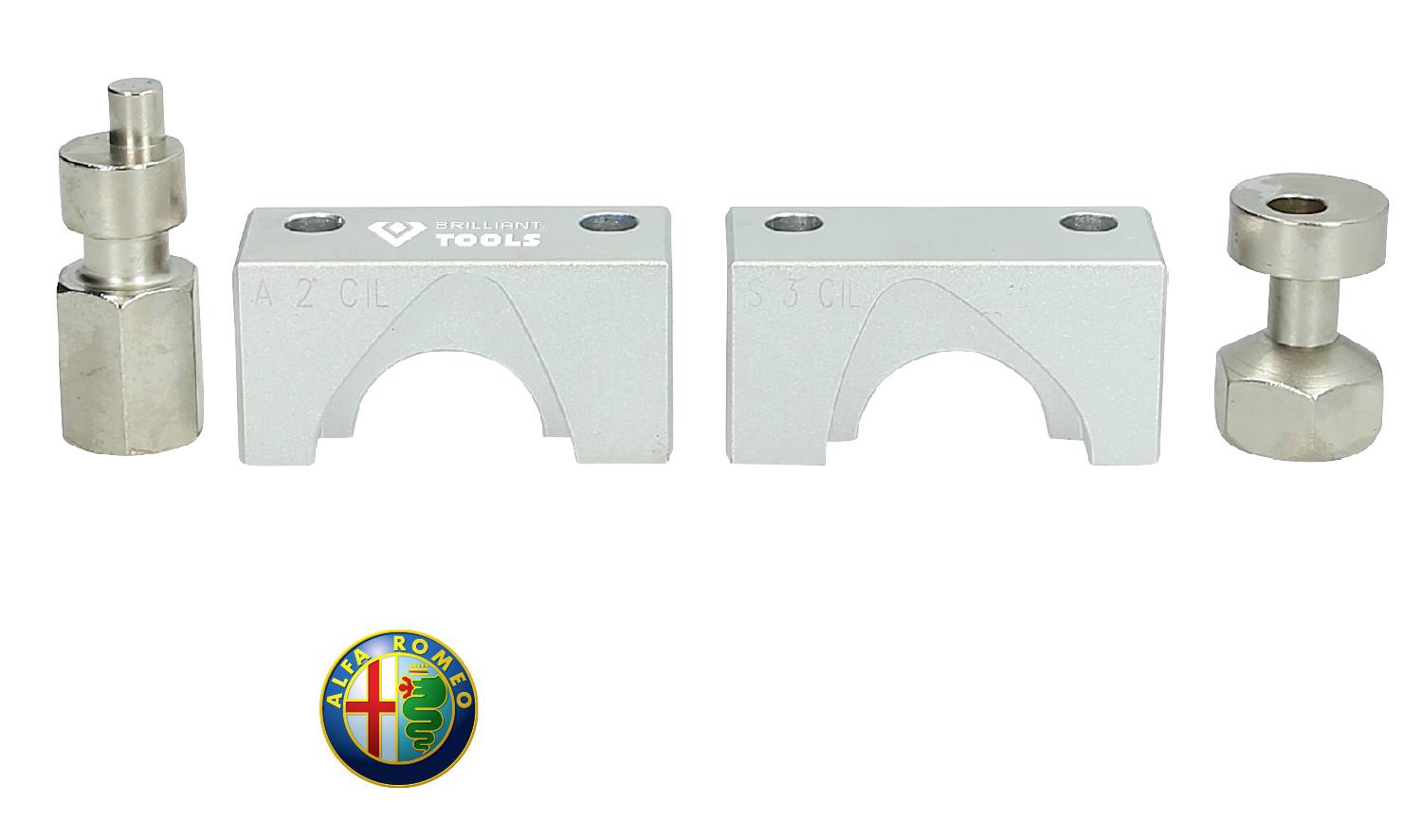 Zestaw narzędzi samochodowych 'Alfa Romeo' z dwoma srebrnymi zaciskami mocującymi i dwoma elementami adaptera. Logo Alfa Romeo w lewym dolnym rogu.