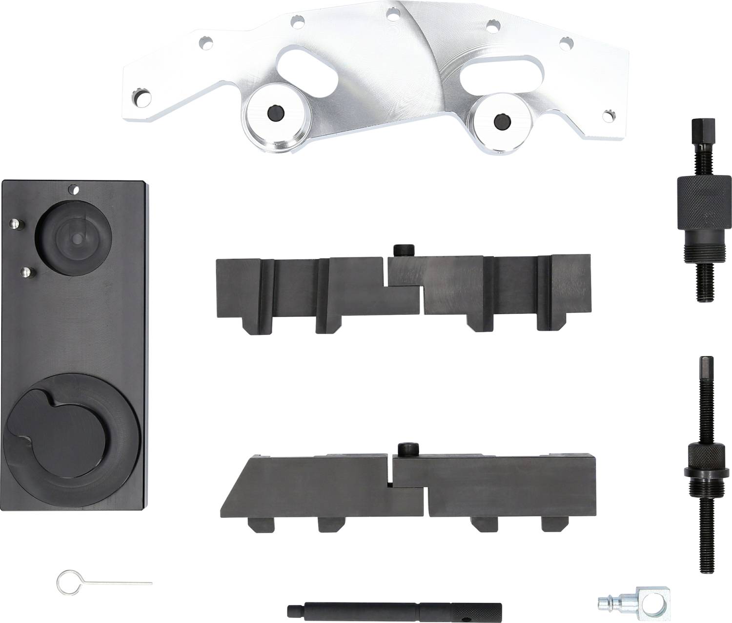 Zestaw narzędzi do naprawy pojazdów z wieloma elementami metalowymi, w tym kluczami do śrub i płytkami mocującymi.