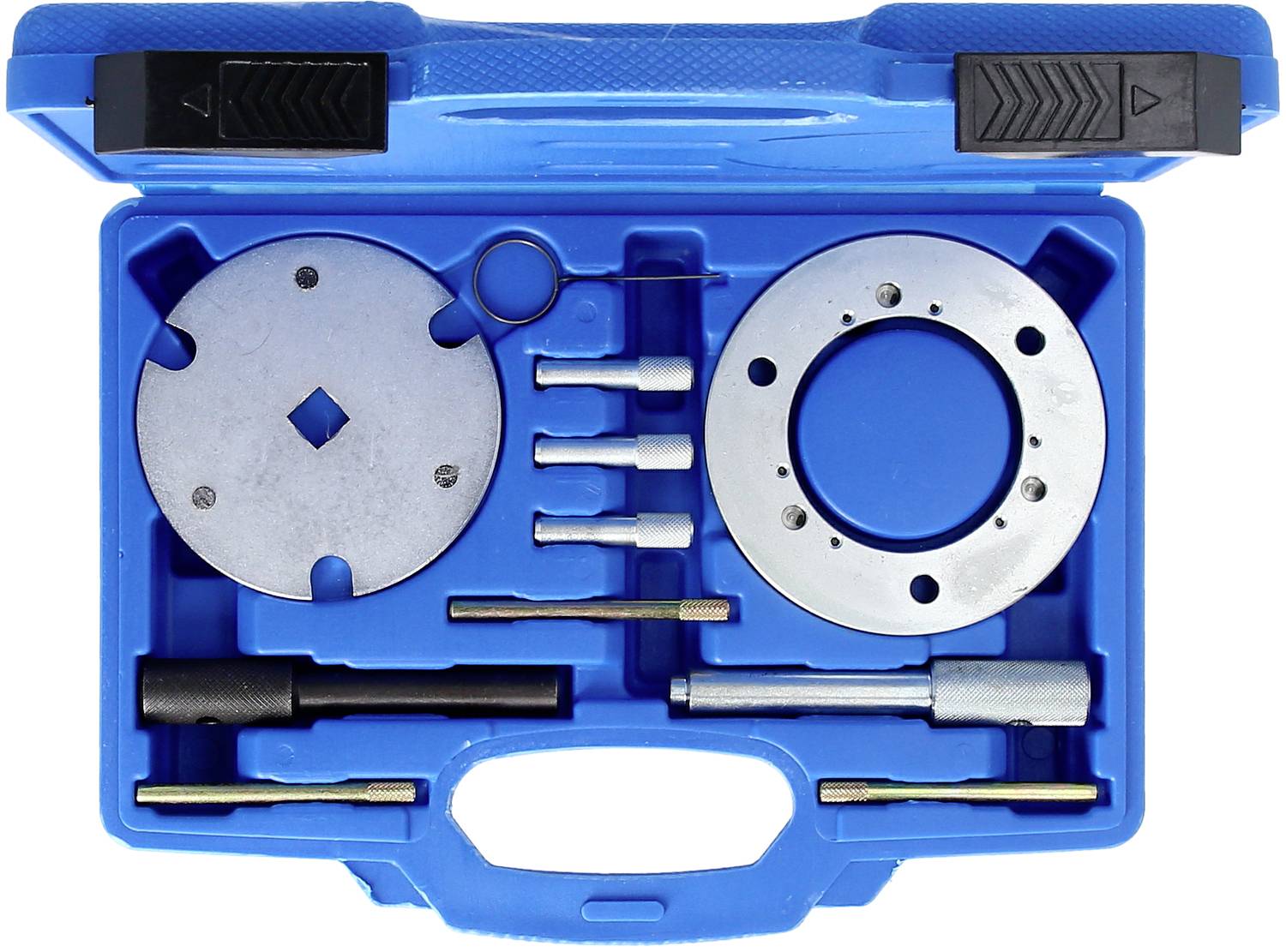 Niebieska skrzynka narzędziowa z różnymi metalowymi narzędziami i częściami, które mogą być wykorzystane do napraw mechanicznych.