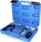 Niebieski plastikowy kufer z narzędziami samochodowymi, w tym blokadą koła pasowego, kołkami i śrubokrętami, na białym tle.