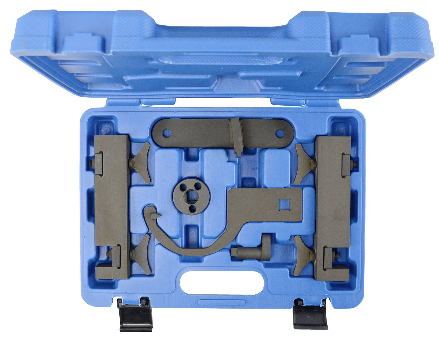 Otwarty niebieski kufer z narzędziami z różnymi metalowymi przyrządami, które mogą być używane do regulacji silnika.