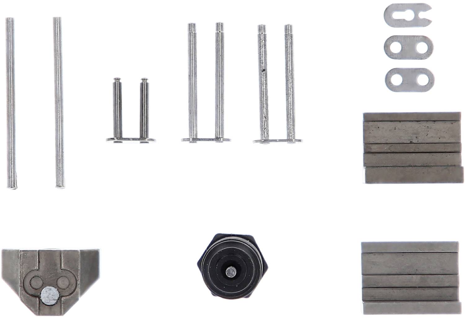 Elementy metalowe i śruby w różnych kształtach i rozmiarach, ułożone na jasnym tle.