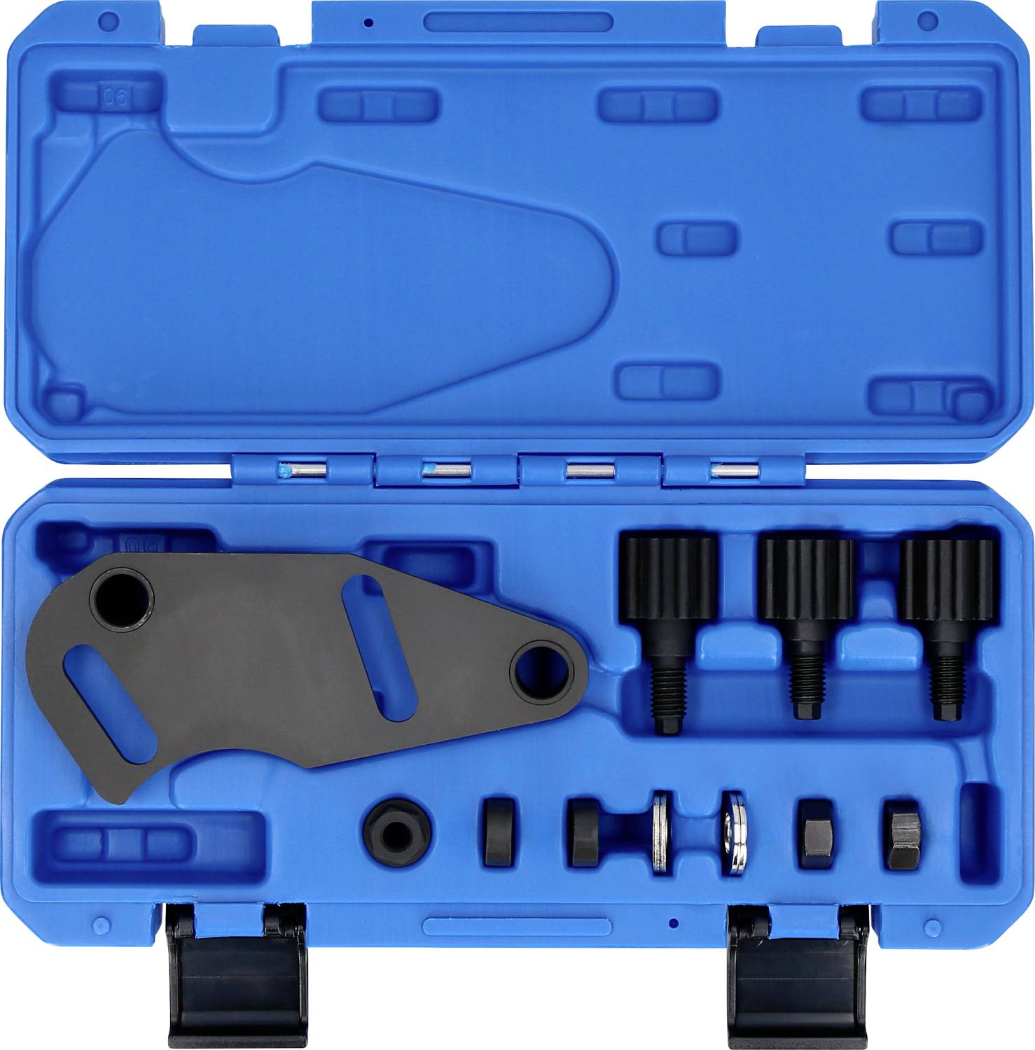 Niebieski zestaw narzędzi z wkładkami i adapterami do wymiany paska rozrządu w samochodzie. Zawiera różne elementy metalowe i plastikowe.