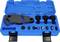 Niebieski kufer na narzędzia z różnymi narzędziami samochodowymi, w tym blachą mocującą i kilkoma adapterami.