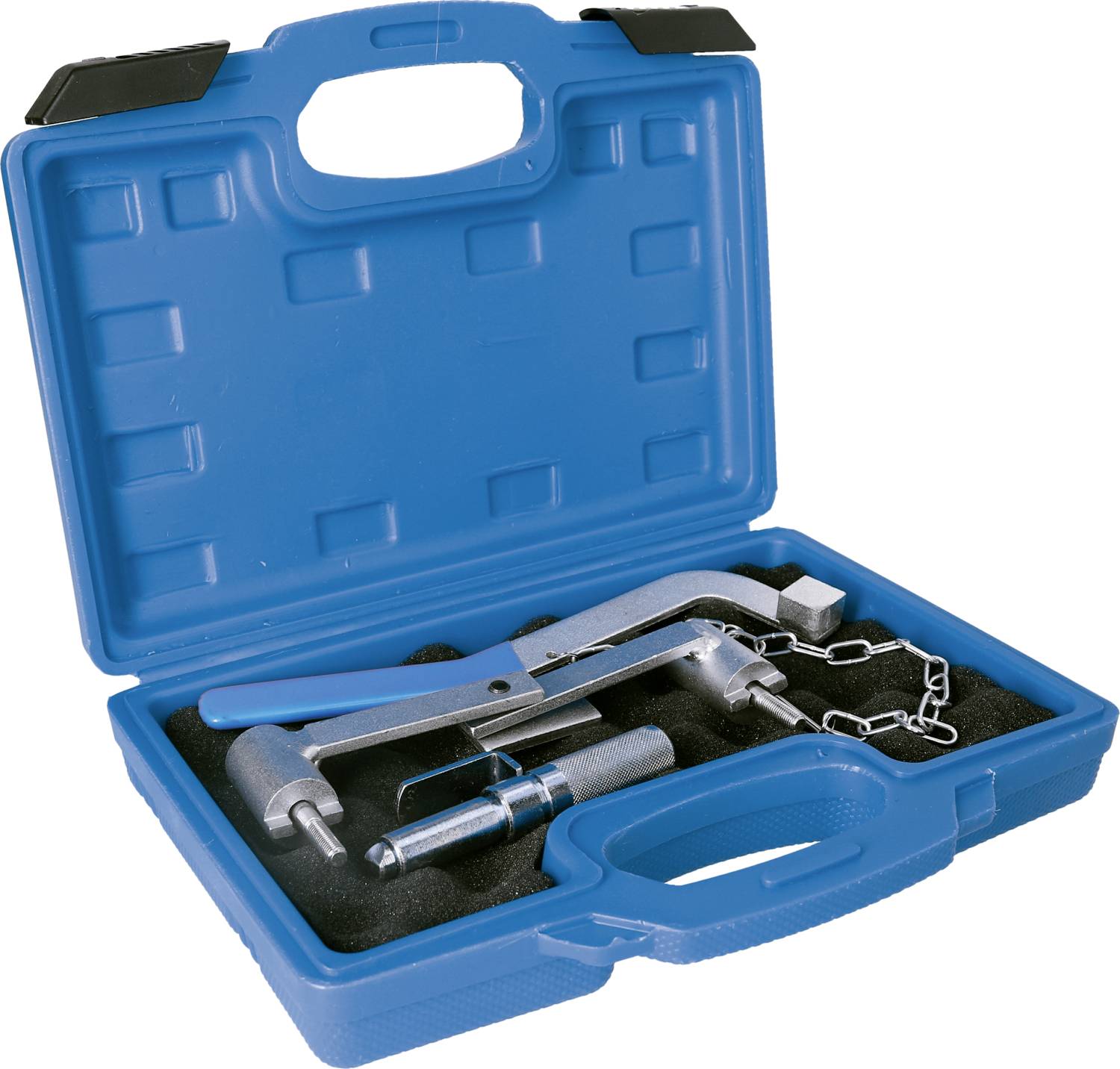 Niebieski kufer na narzędzia z otwartą pokrywą prezentuje kilka metalowych narzędzi i łańcuch, które są starannie ułożone we wnętrzu.