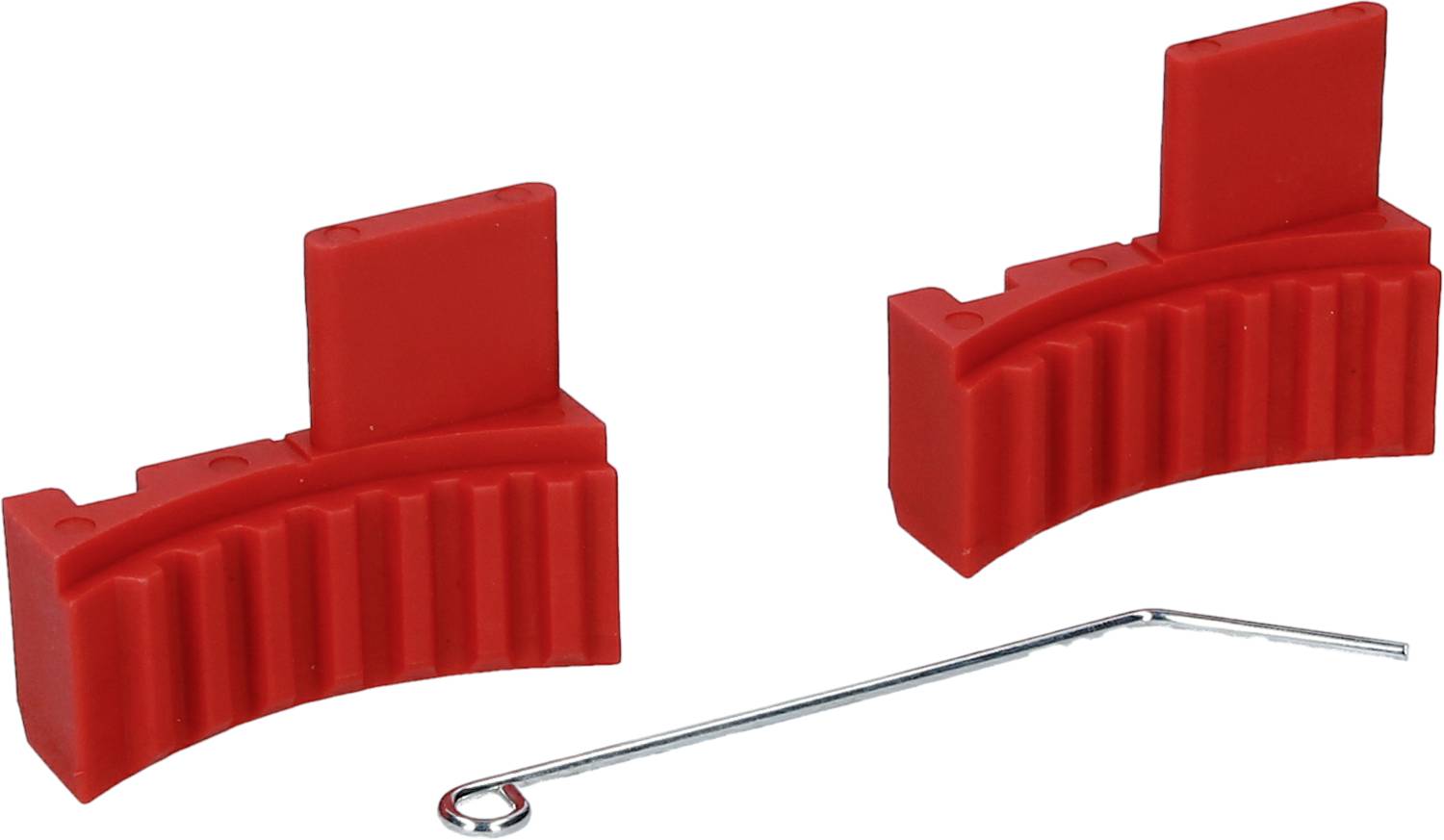 Dwa czerwone plastikowe kliny i srebrny metalowy hak na białym tle.
