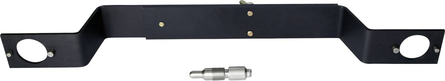 Czarna metalowa obejma z dwoma okrągłymi otworami na końcach i centralną śrubą poniżej, umieszczona na białym tle.