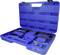 Niebieski plastikowy kufer z różnymi narzędziami i wkładkami, zorganizowany w preformowanych przegródkach. Odpowiedni do napraw samochodowych.