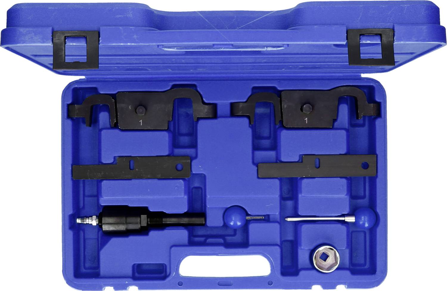 Niebieski kufer narzędziowy z różnymi częściami, w tym zaciskami i adapterami, do naprawy lub konserwacji silnika.