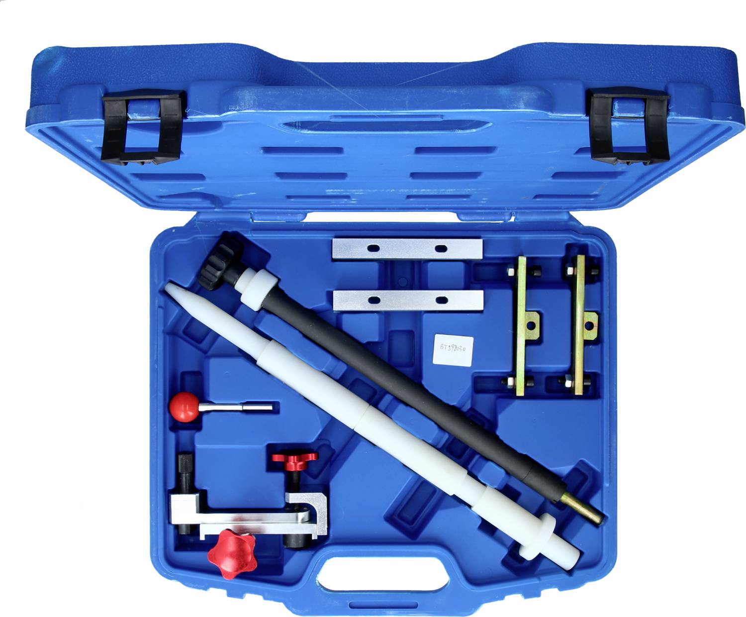 Niebieski kufer narzędziowy z różnymi narzędziami naprawczymi i częściami akcesoryjnymi, ułożonymi w przegródkach.