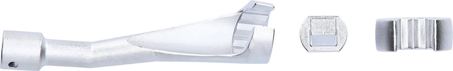 Metalowe narzędzie chirurgiczne z zakrzywionym uchwytem i ząbkowanym końcem, obok niego dwie wymienne końcówki, jedna prostokątna, druga okrągła.