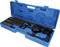 Niebieski kufer na narzędzia z różnymi czarnymi narzędziami, w tym zestawem ściągaczy i wieloma adapterami ułożonymi w piankowej wkładce.