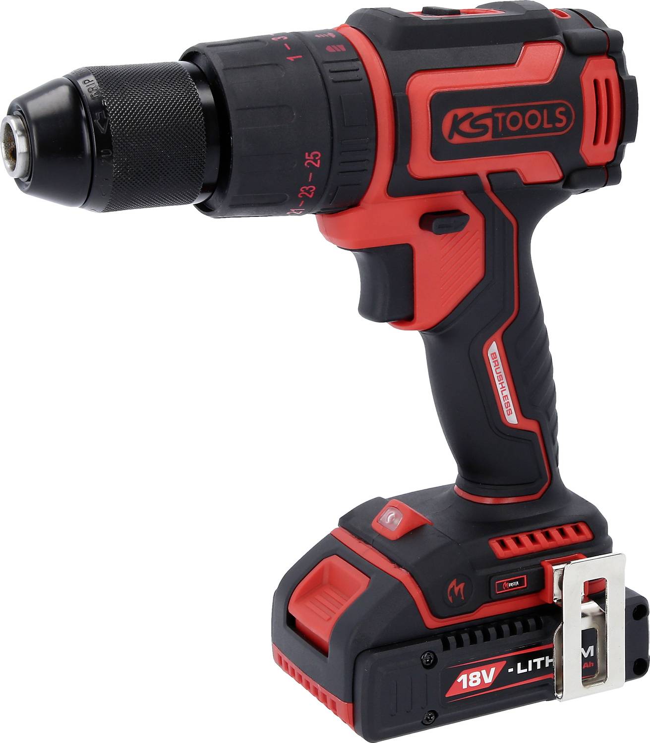 Akumulatorowy wkrętak, w kolorach czarno-czerwonym, marki 'KS Tools', z akumulatorem litowo-jonowym 18V. Na tle widoczny jest metalowy klips.