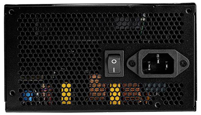 Widok z tyłu zasilacza komputerowego z kratką wentylacyjną, włącznikiem zasilania i gniazdem kabla sieciowego.