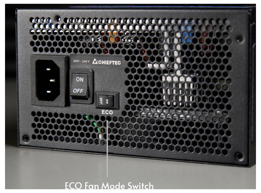 Tylna strona zasilacza komputerowego z przełącznikiem włączania/wyłączania oraz przełącznikiem trybu ECO wentylatora.