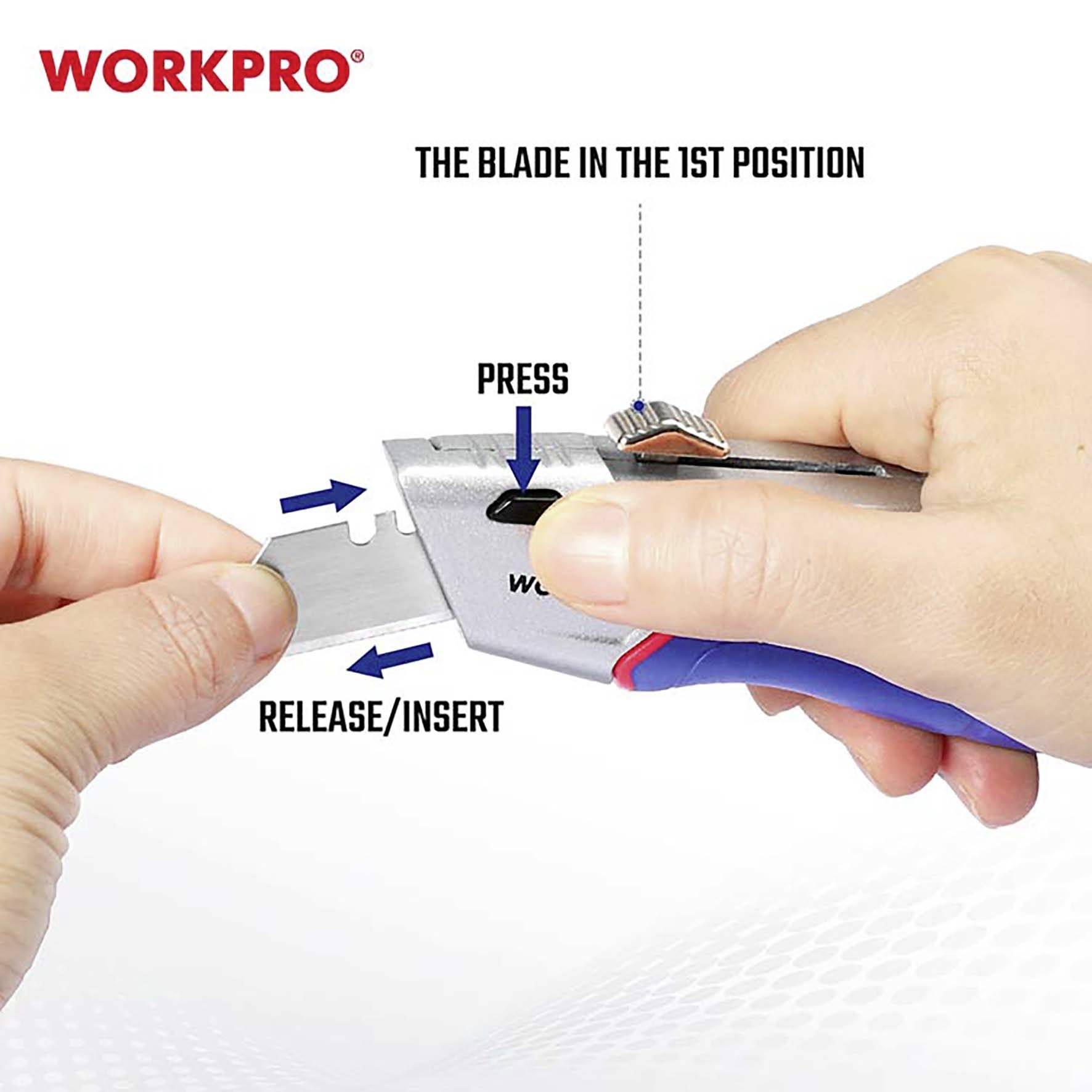 Po lewej stronie obrazka wkładana jest oburęcznie ostrze do noża składanego marki WORKPRO. Tekst wskazuje 'NACIŚNIJ', 'ZWOLNIJ/WŁÓŻ'.