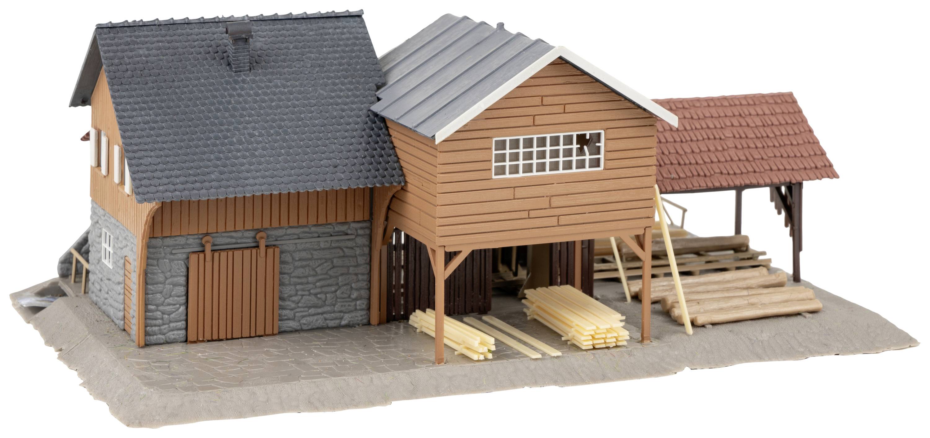 Modelarski dom z drewna z trzema połączonymi typami dachów: szarym dachem łupkowym, czerwonym dachem ceramicznym i szarym dachem z blachy metalowej, otoczony drewnianymi belkami.