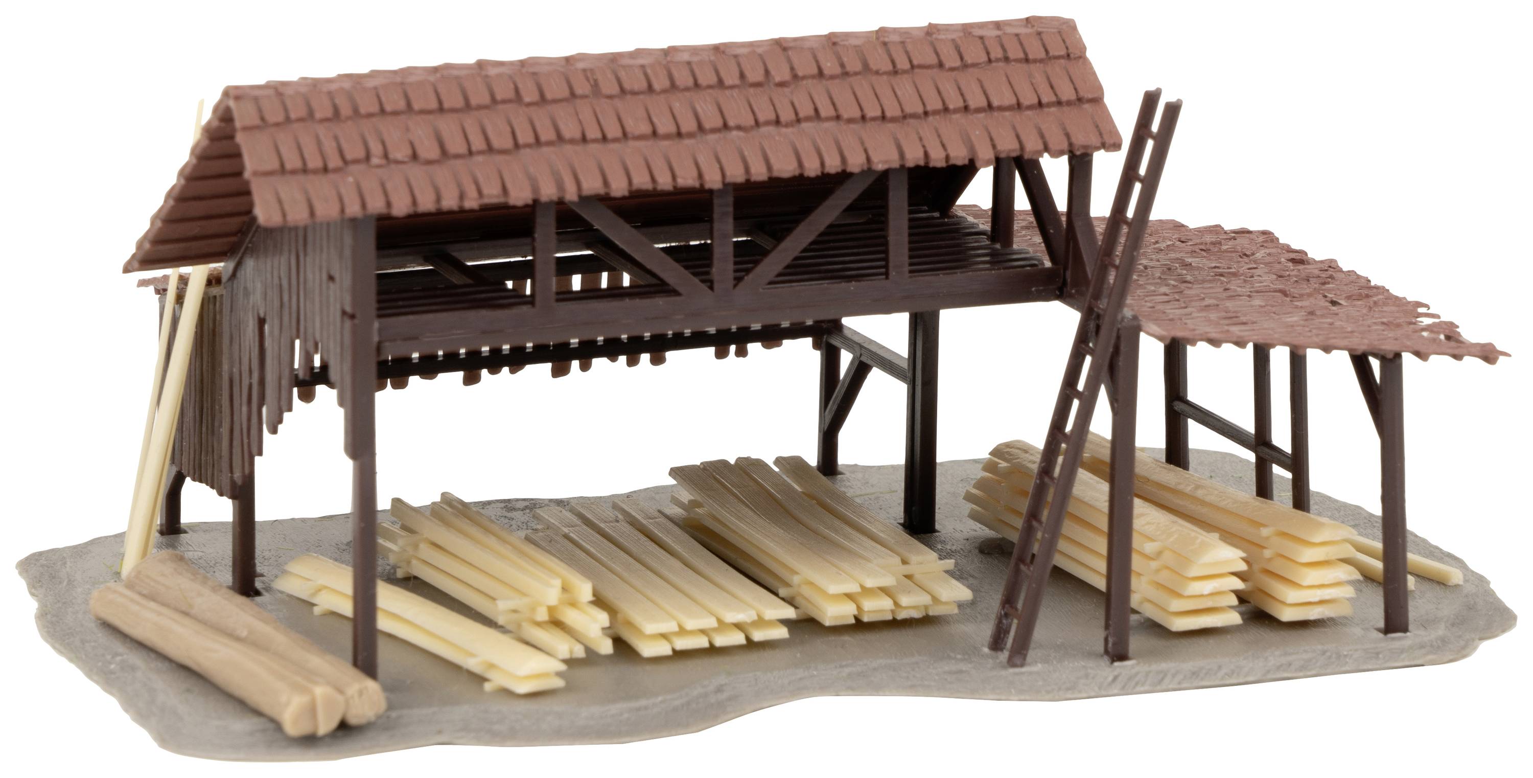 Mały model składu drewna z zadaszonym obszarem i ułożonymi w stos szczapami drewna. Odpowiedni do modelarstwa lub dioram.