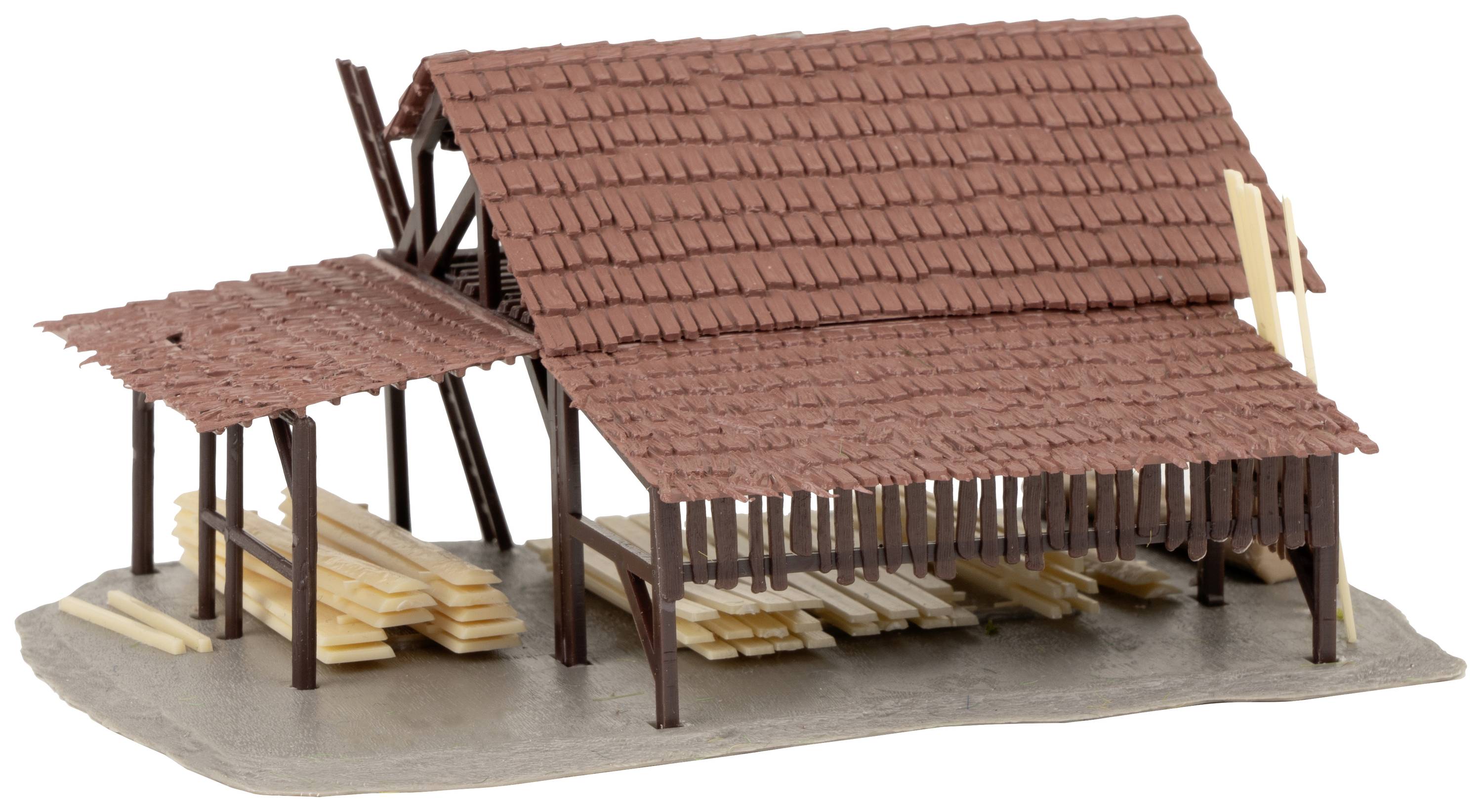 Drewniata wiata modelarska z brązowym dachem pokrytym dachówkami i ułożonym pod spodem stosem drewna. Odpowiednia do scenek w miniaturowych dioramach.