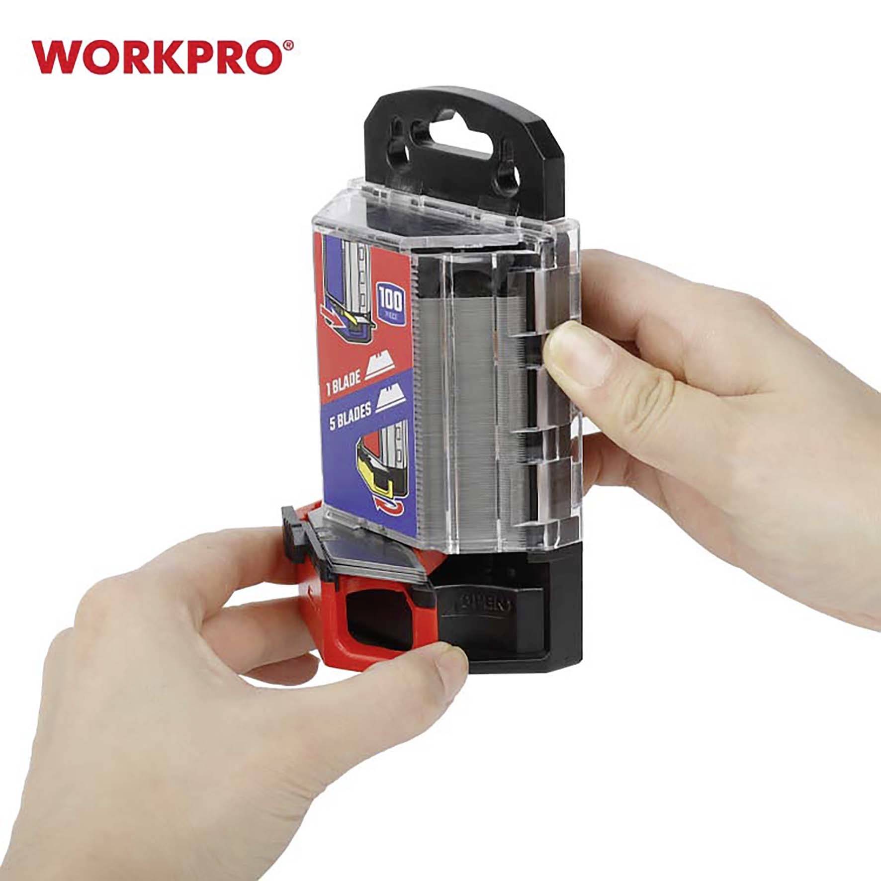 Ręka otwiera pudełko z ostrzami firmy WORKPRO, prezentuje pudełko ze 100 wymiennymi ostrzami. Czerwona etykieta z napisem: '1 ostrze, 5 ostrzy'.