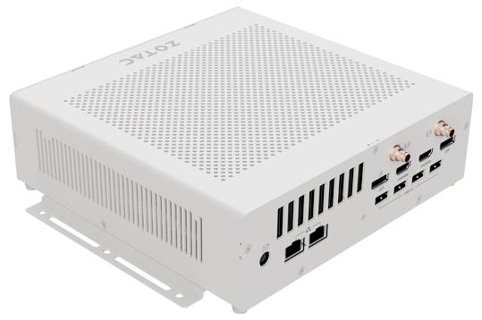 Biały mini komputer z wieloma złączami z tyłu, w tym HDMI, DisplayPort i Ethernet. Widoczne są szczeliny wentylacyjne.