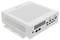 Biały mini komputer z wieloma złączami z tyłu, w tym HDMI, DisplayPort i Ethernet. Widoczne są szczeliny wentylacyjne.