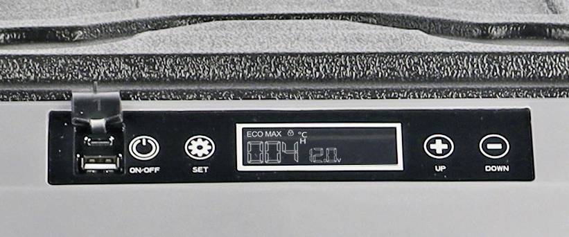 Cyfrowy panel sterowania lodówki z ustawieniem temperatury, złączem USB oraz przyciskami włączania/wyłączania, regulacji temperatury i ustawień.