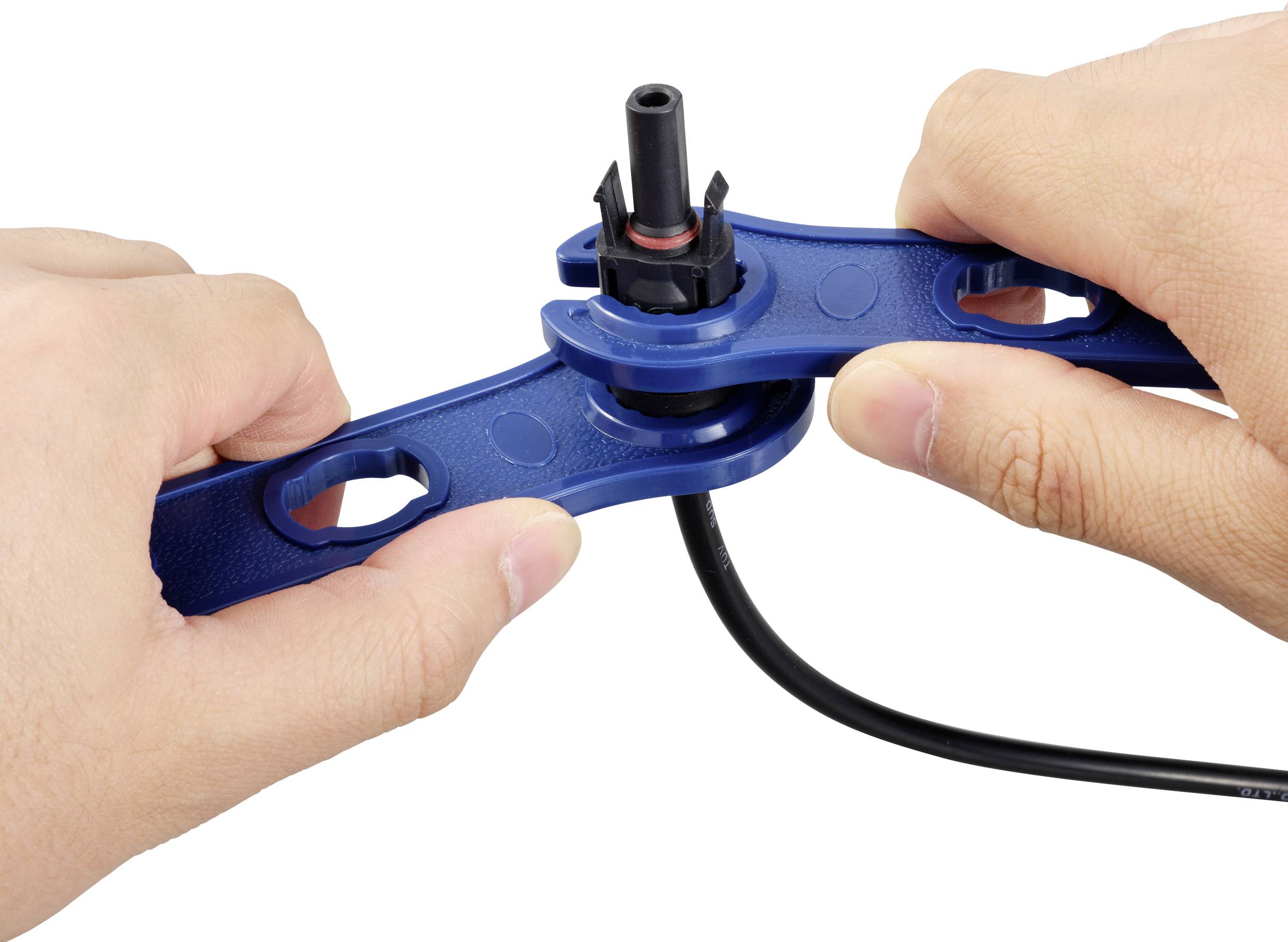 Dwie ręce używają niebieskich narzędzi do dokręcania lub regulacji połączenia kablowego.