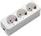 Biała potrójna wtyczka z trzema okrągłymi gniazdami, odpowiednia do podłączenia kilku urządzeń do jednego europejskiego gniazda elektrycznego.