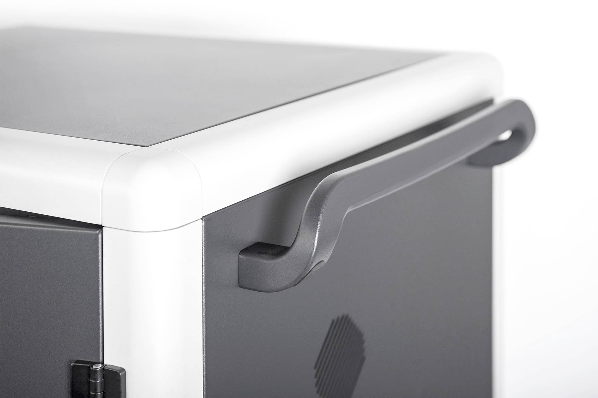 Szary, skośnie ścięty dekiel pojemnika z czarnym uchwytem z boku.