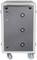 Srebrna, mobilna szafa ładująca z wentylowanymi drzwiami i zamkiem, przeznaczona do przechowywania i ładowania urządzeń elektronicznych.