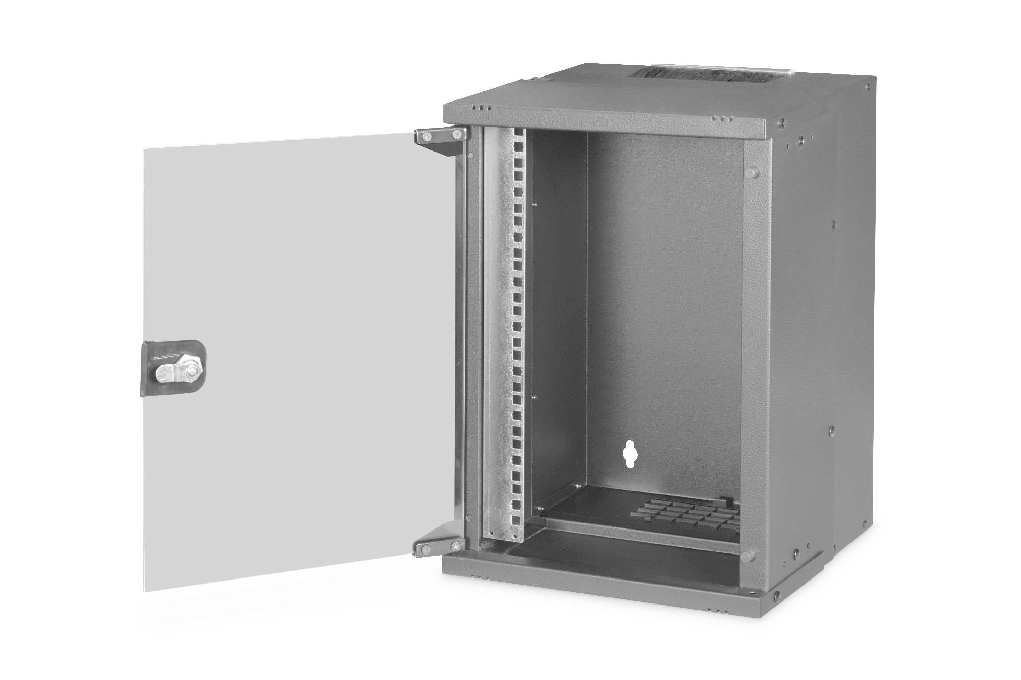 Szafa metalowa z otwartymi drzwiami, ukazująca puste półki i otwory wentylacyjne. Odpowiednia do przechowywania sprzętu elektronicznego lub sieciowego.