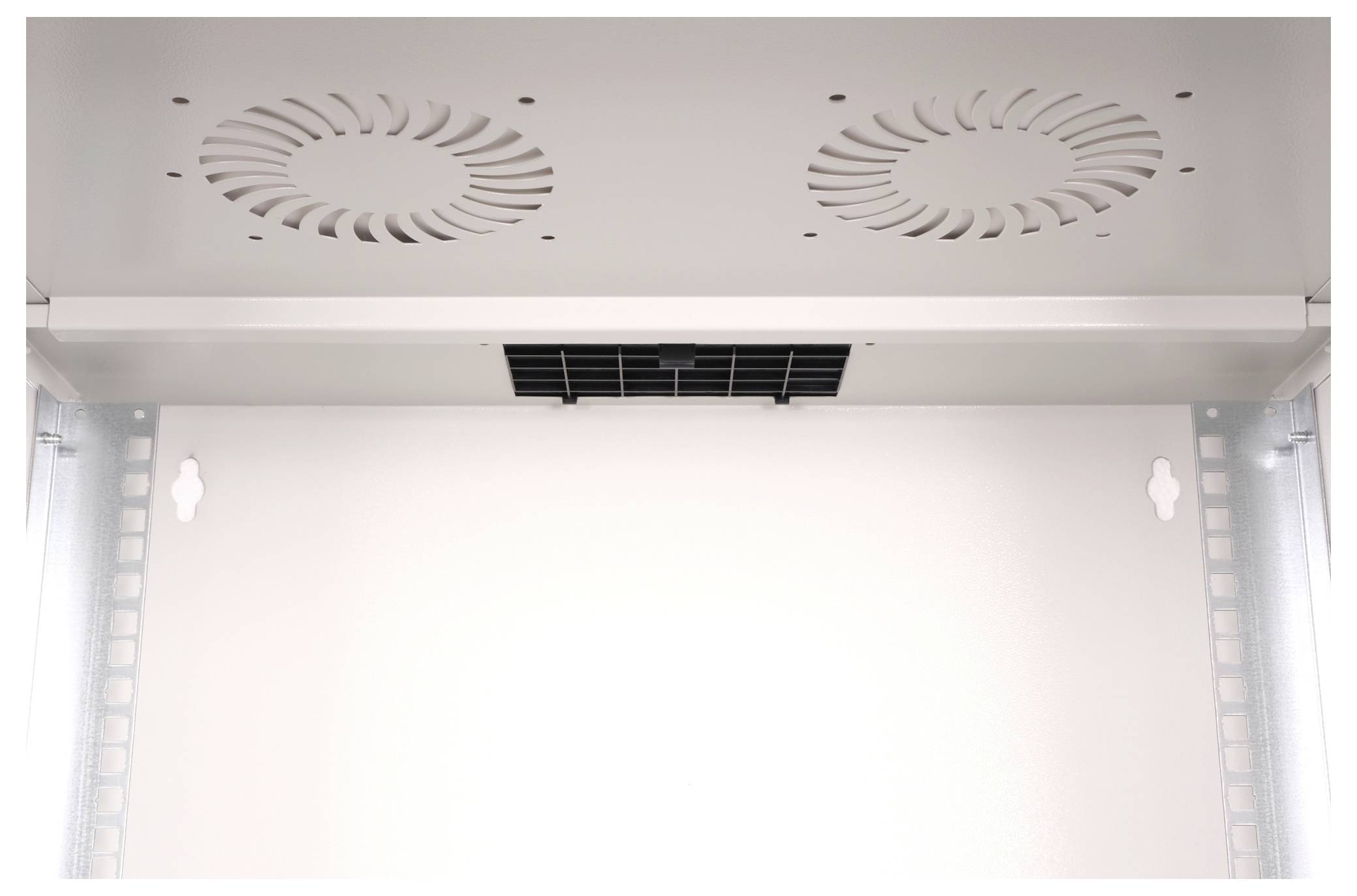 Pusty metalowy schowek z dwoma otworami wentylacyjnymi w suficie, możliwy do zamocowania na ścianie za pomocą czterech otworów na śruby w narożnikach.