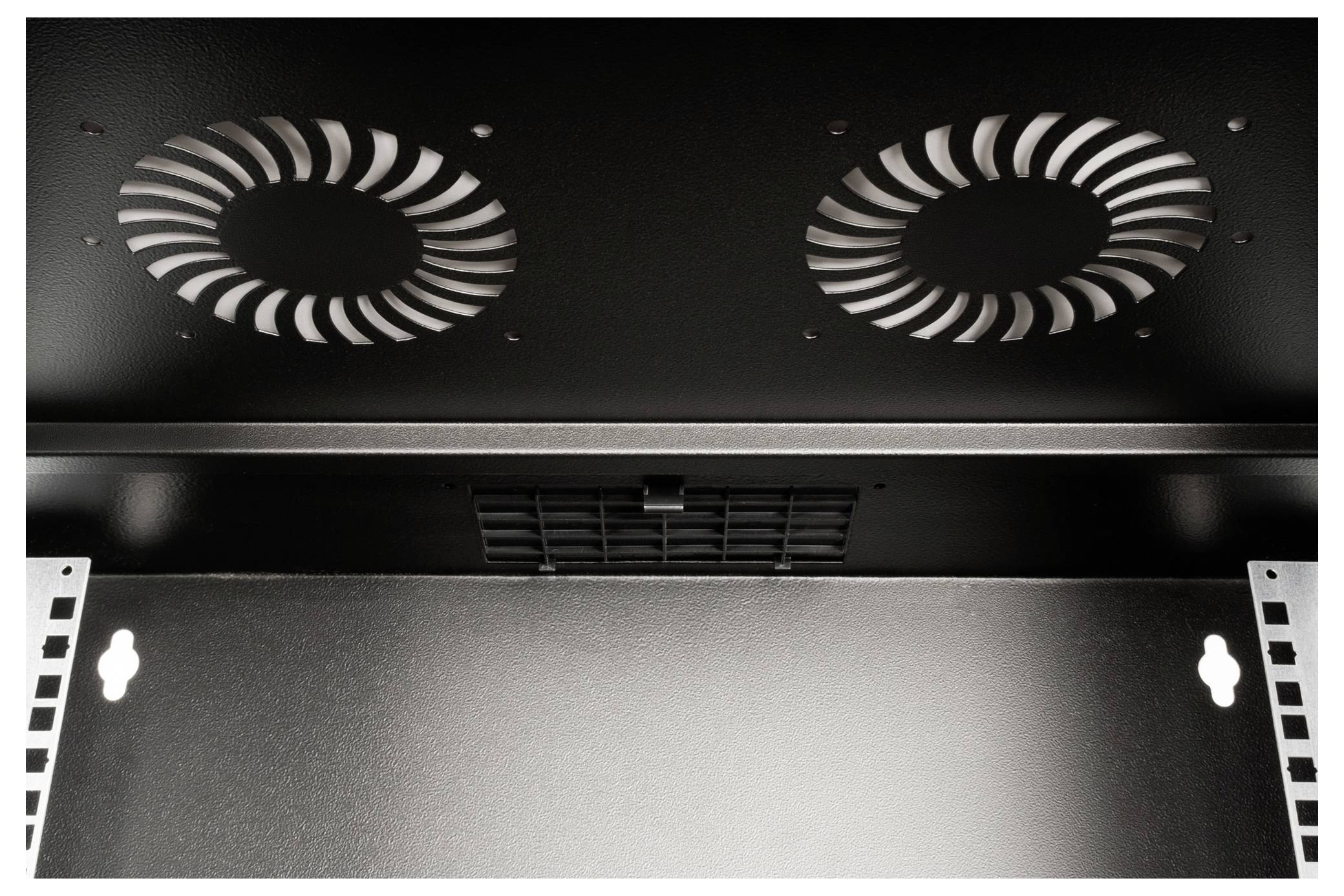 Czarna obudowa z dwoma widocznymi wentylatorami na górnej części. Kratka wentylacyjna pośrodku dla lepszej cyrkulacji powietrza.