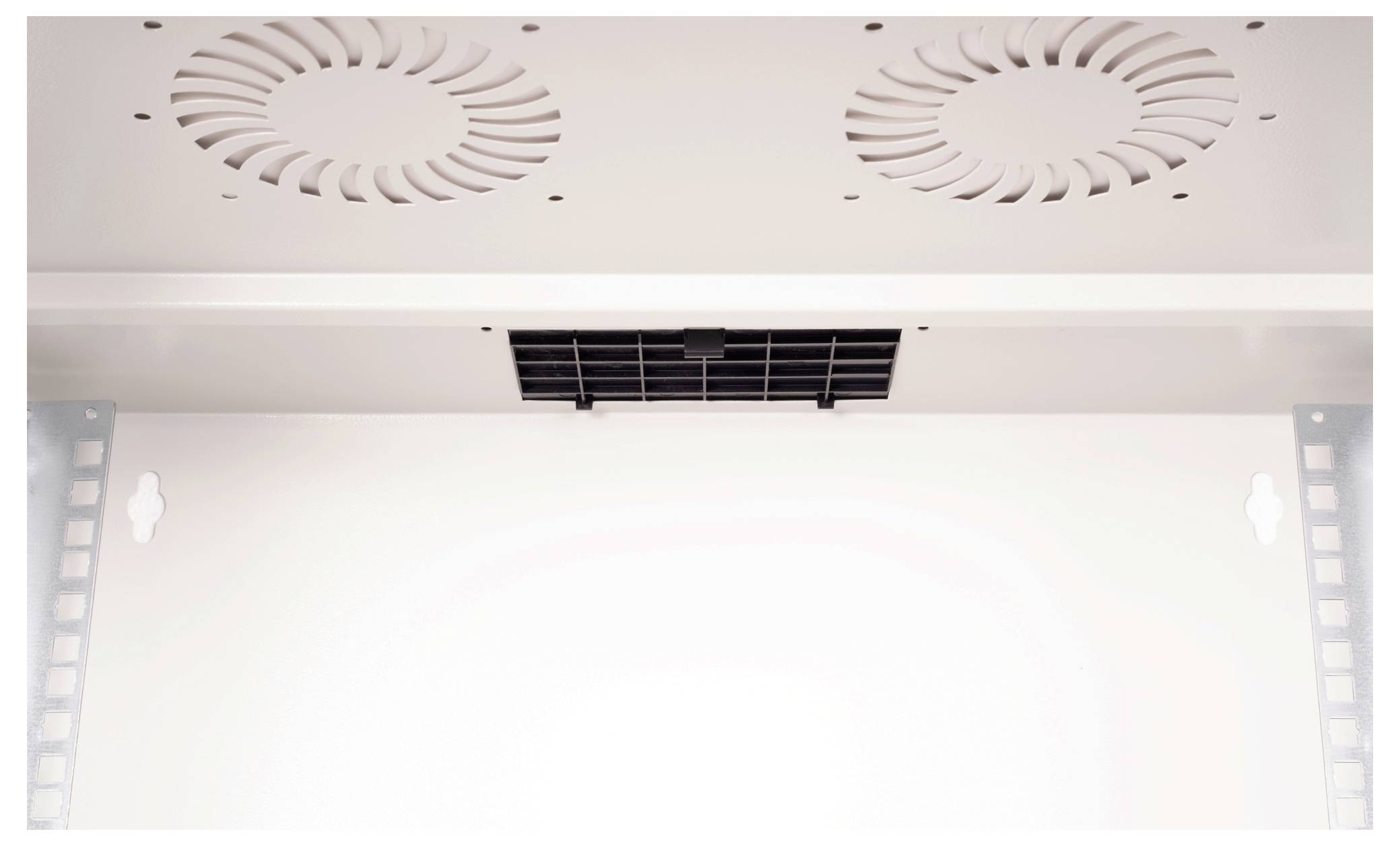 Wnętrze białej szafy z dwoma wentylatorami u góry i kratką pośrodku, prawdopodobnie służącą do wentylacji.