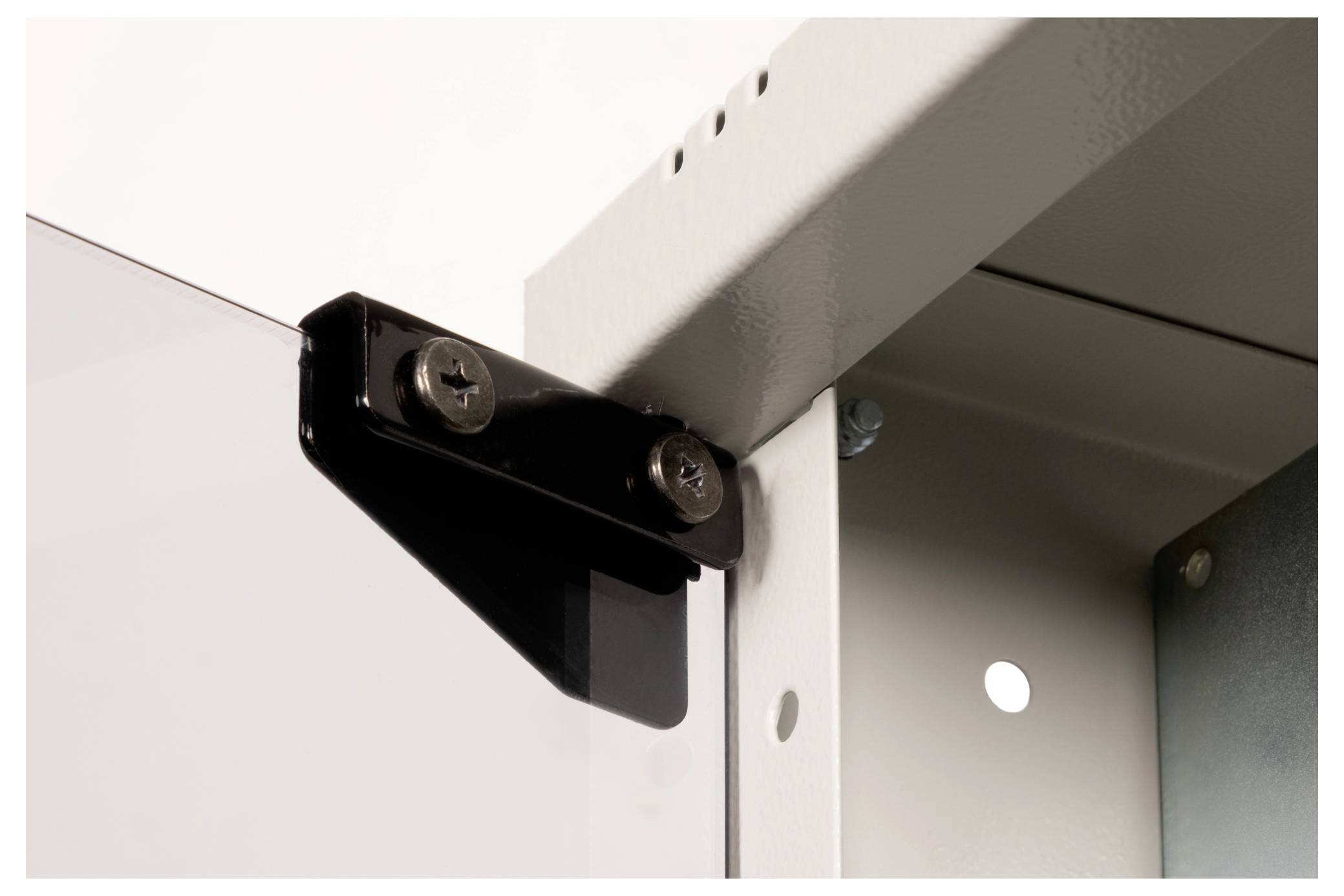 Szczegółowy widok połączenia metalowego ze śrubami mocowanymi do obudowy lub ramy.