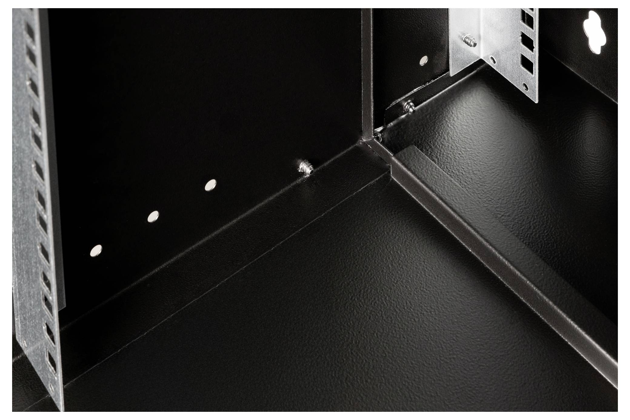 Czarny metalowy box z otworami wentylacyjnymi po bokach, przedstawiający widok wewnętrzny. Odpowiedni do instalacji elektrycznych lub technicznych.