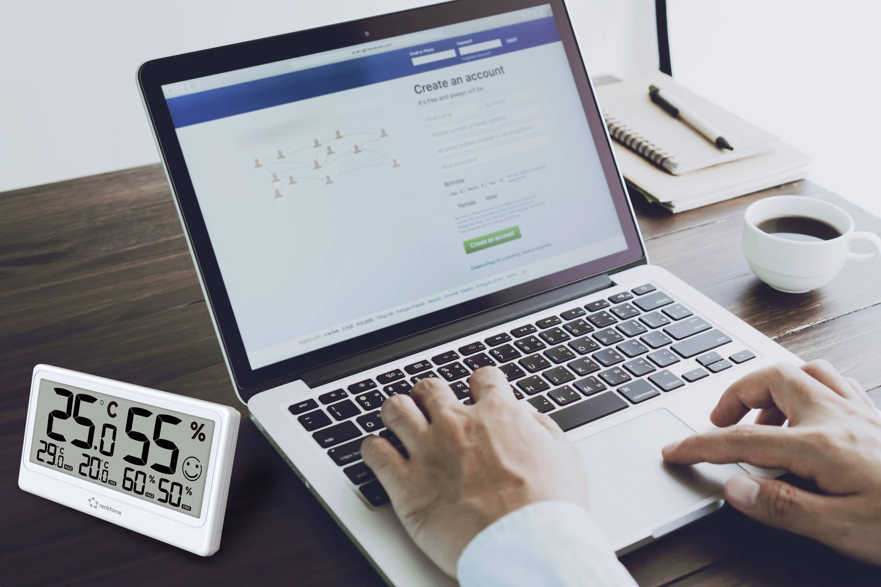 Laptop wyświetla stronę do utworzenia konta. Obok niego znajduje się termometr wskazujący 25°C i 55% wilgotności.