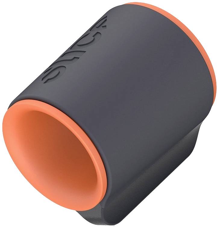 Czarny, cylindryczny przedmiot z pomarańczowymi krawędziami wewnętrznymi. Prawdopodobnie akcesorium ochronne lub mocujące.