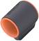 Czarny, cylindryczny przedmiot z pomarańczowymi krawędziami wewnętrznymi. Prawdopodobnie akcesorium ochronne lub mocujące.