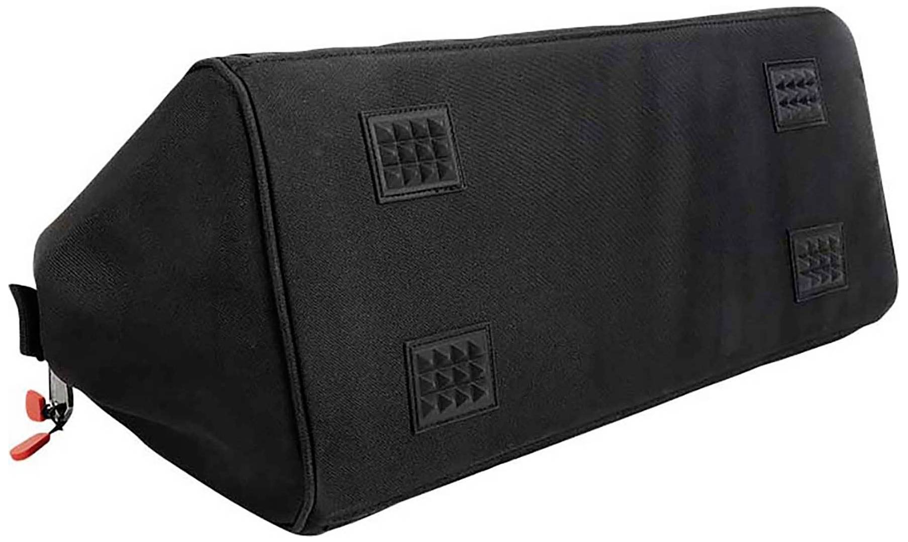 Czarna, trójkątna torba rowerowa z czerwonym zamkiem błyskawicznym, przeznaczona do mocowania na ramie roweru, z antypoślizgowymi nakładkami na powierzchni.