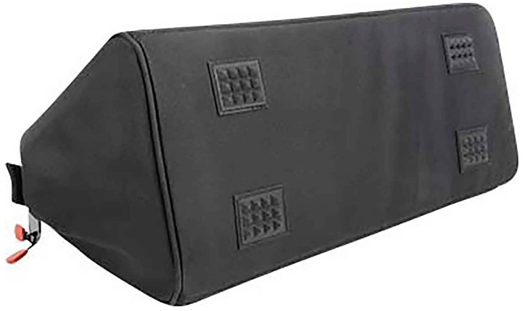 Czarna torba rowerowa w kształcie trójkąta z mechanizmem mocowania i zamkiem błyskawicznym. Projekt przeznaczony do zamocowania na bagażniku.