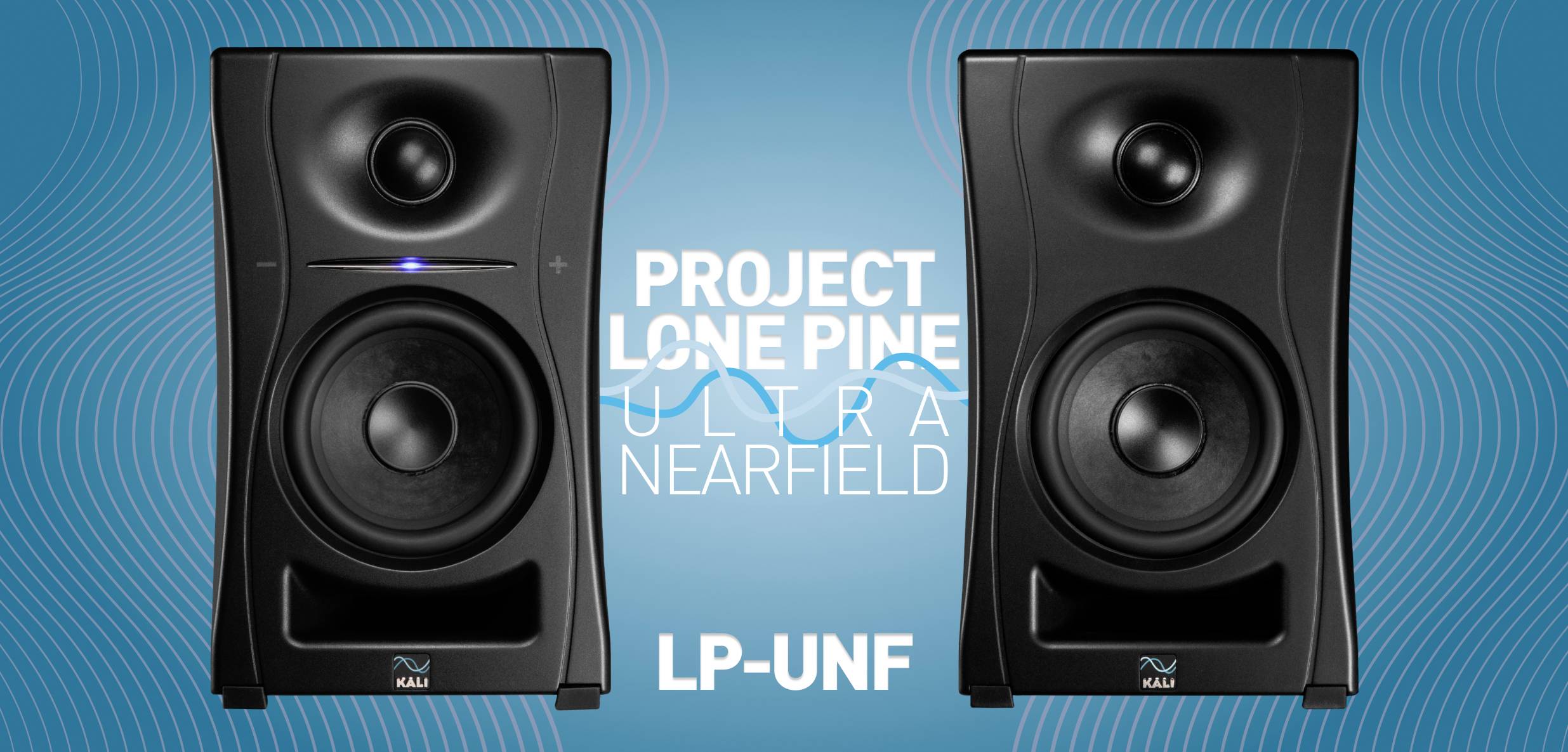 Dwa czarne głośniki przed niebieskim tłem z koncentrycznymi liniami. Tekst: 'Project Lone Pine Ultra Nearfield LP-UNF'.
