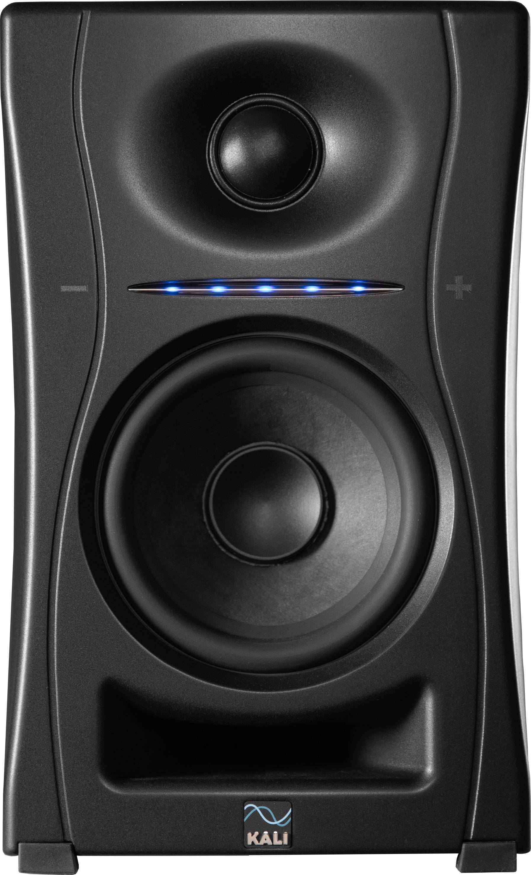 Czarny głośnik z dwoma przetwornikami i elementami sterującymi na przedniej ściance. Oznaczony napisem 'Kali'.