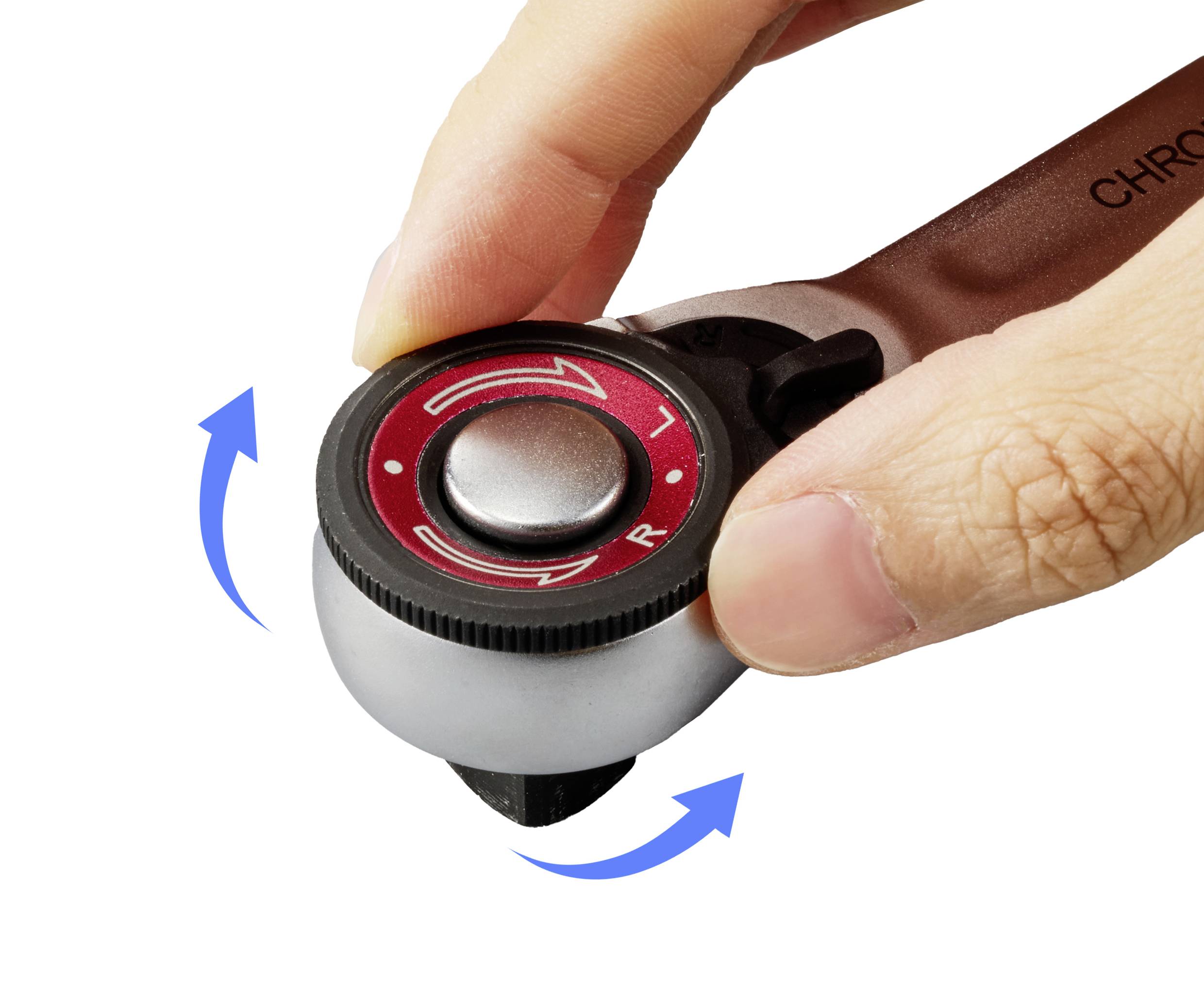 Ręka obraca głowicę grzechotki ze strzałkami wskazującymi kierunek obrotu.