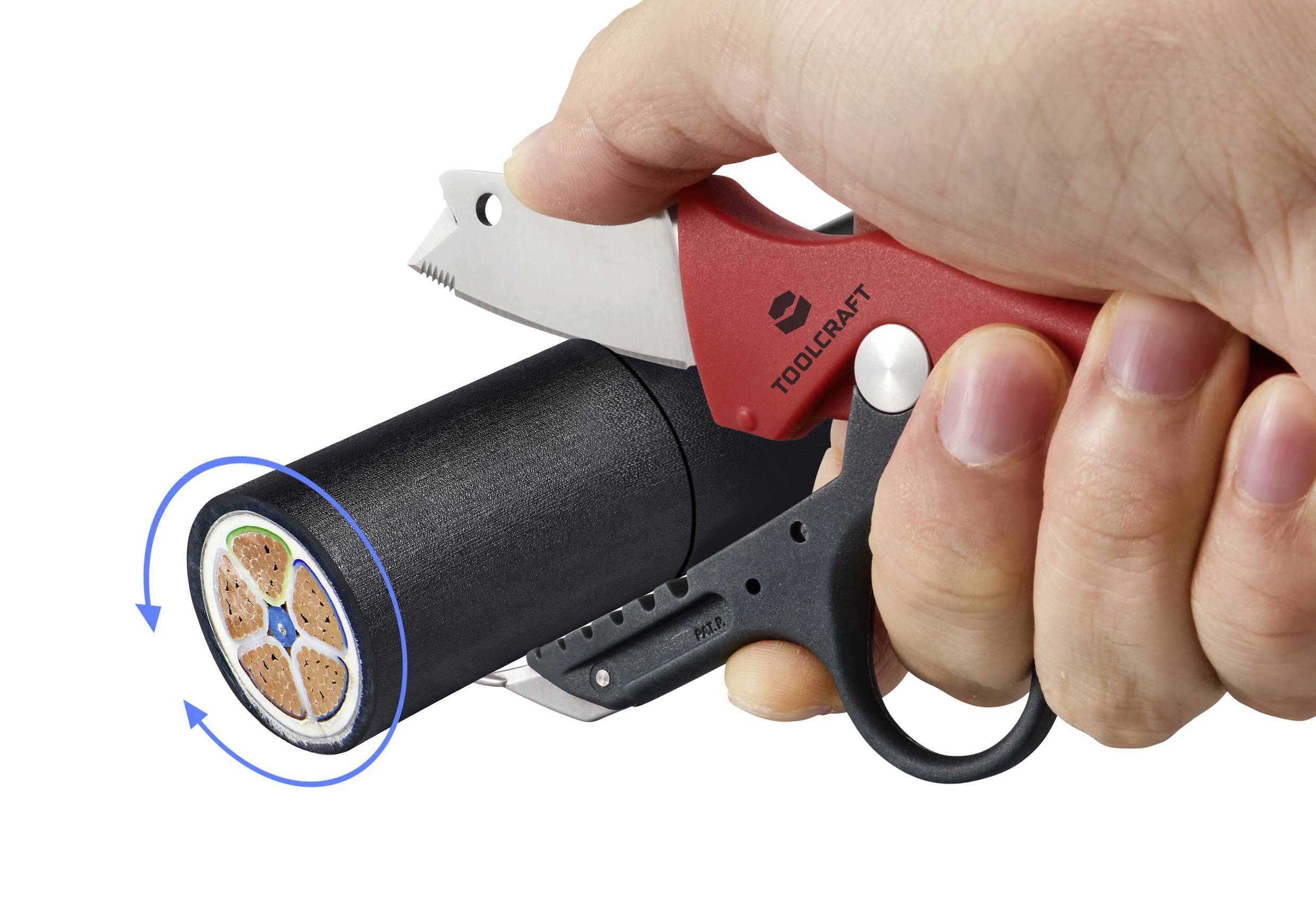 Jedna ręka używa specjalnego noża do ściągania izolacji z czarnego kabla wielożyłowego.