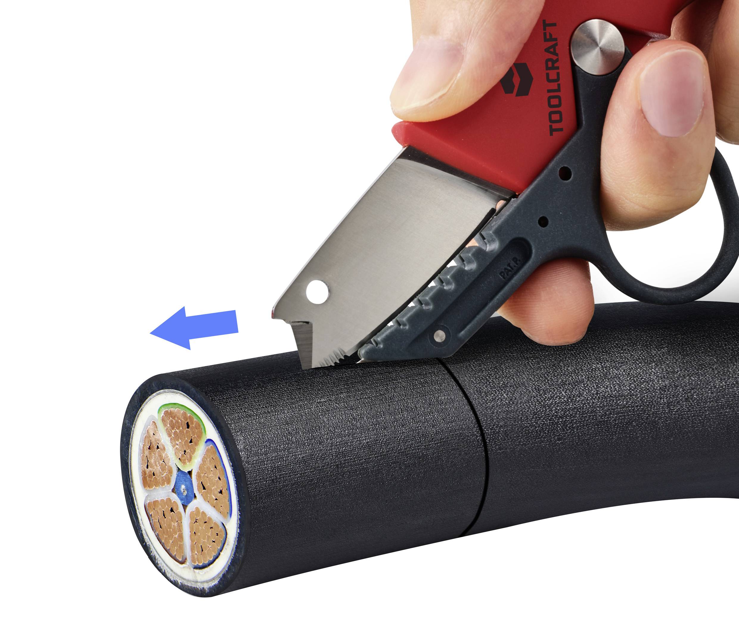 Jedna ręka przecina czarny kabel nożem do cięcia, aby odsłonić jego wewnętrzną strukturę.