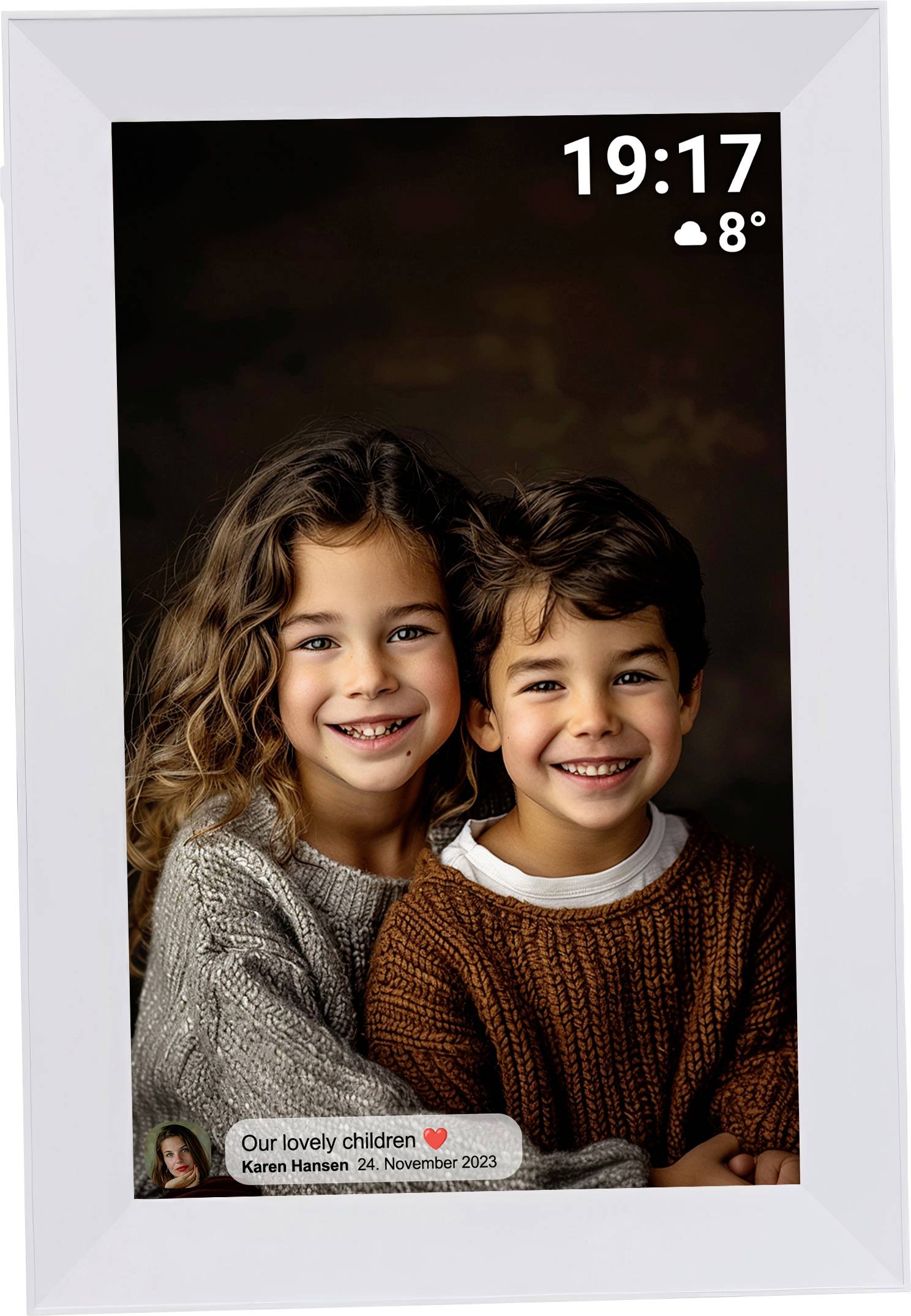 Dwoje uśmiechniętych dzieci w ciepłej odzieży na ciemnym tle. W prawym górnym rogu wyświetlana godzina '19:17' oraz temperatura '8°C'. W lewym dolnym rogu podpis autorski 'Karen Hansen'.