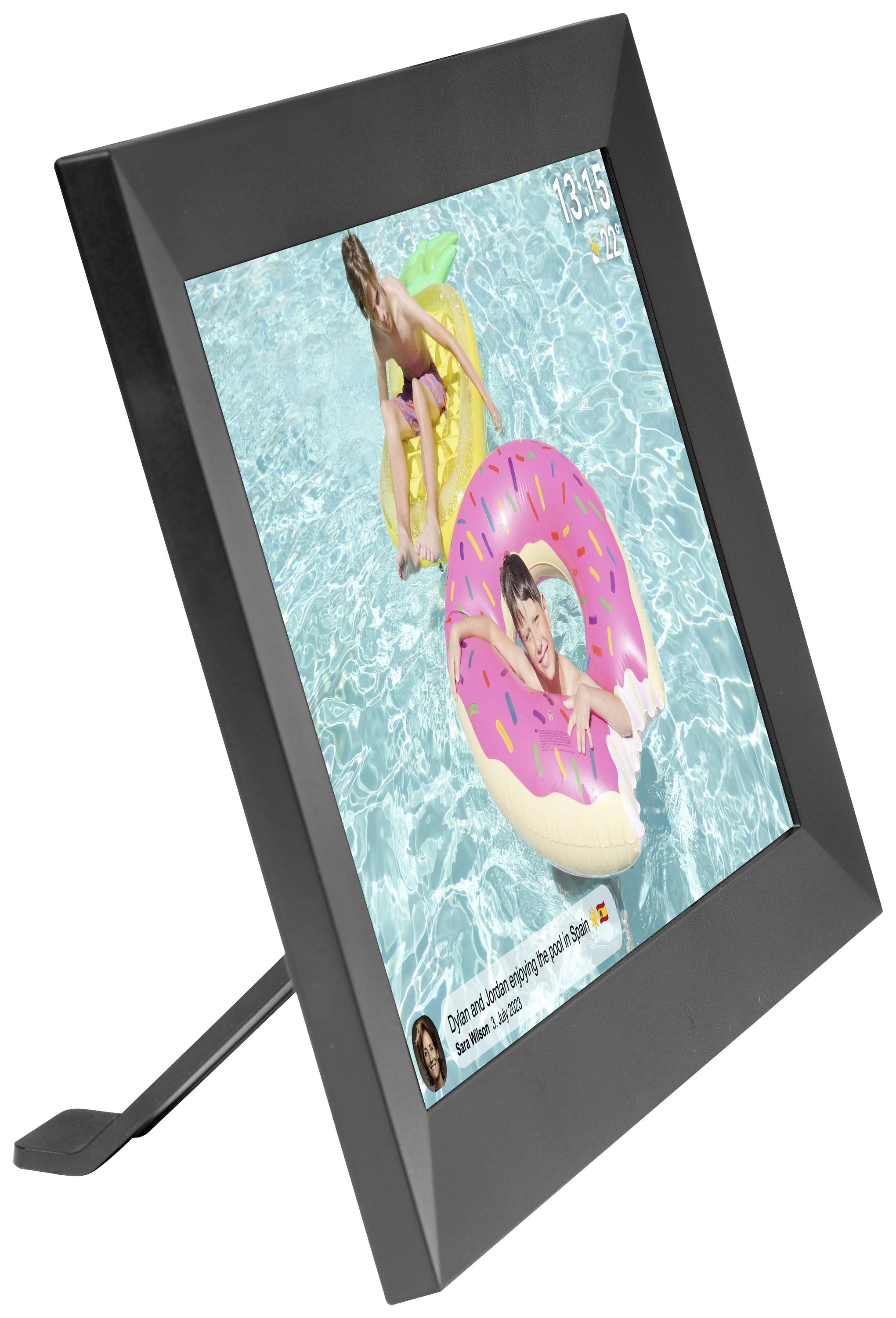 Cyfrowa ramka na zdjęcia wyświetla dzieci bawiące się w basenie z kołami ratunkowymi. Godzina jest wyświetlana u góry, wraz z wiadomością u dołu.